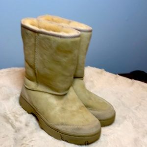 NWOT UGG Ultimate Short Boot Size W6